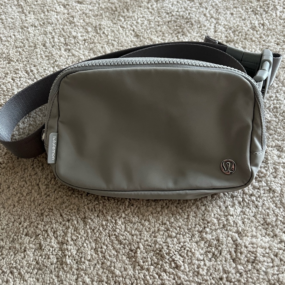Lululemon everywhere belt bag - Grey / Silver
